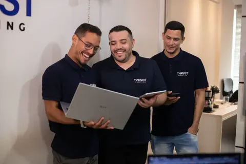 Especialistas da Thrust planejando anúncios no Google e no Instagram