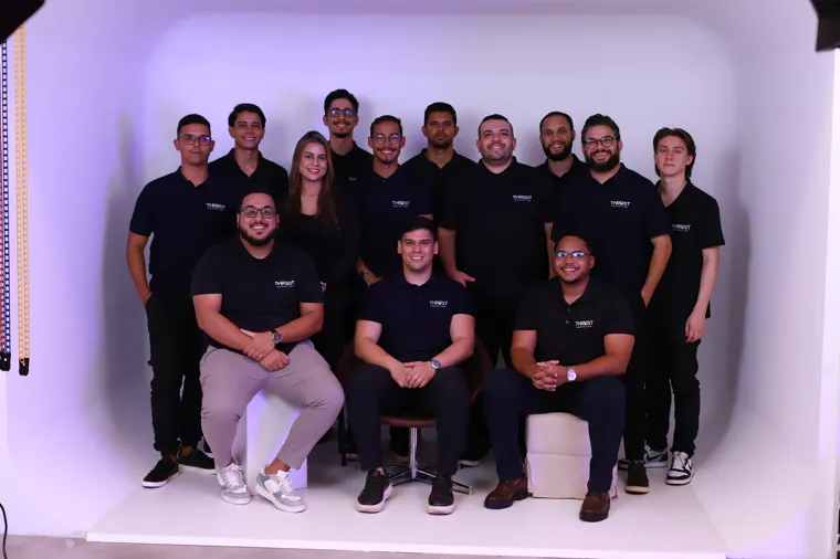 Time da Thrust Marketing no estúdio de produção de vídeo em Brasília